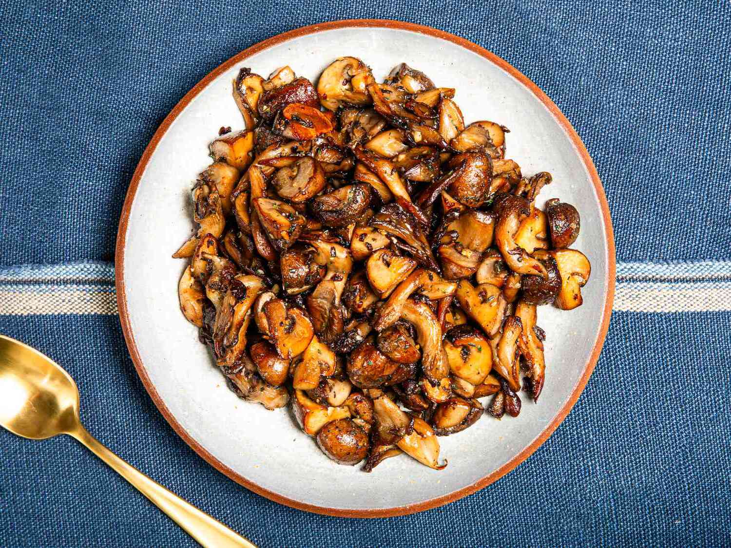 sauteed-oyster-mushrooms-in-garlic-butter-recipe